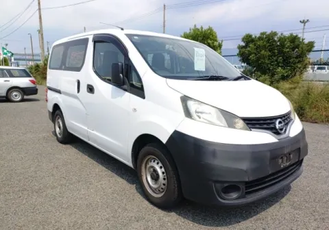 Side view of the white Nissan NV200 Vanette