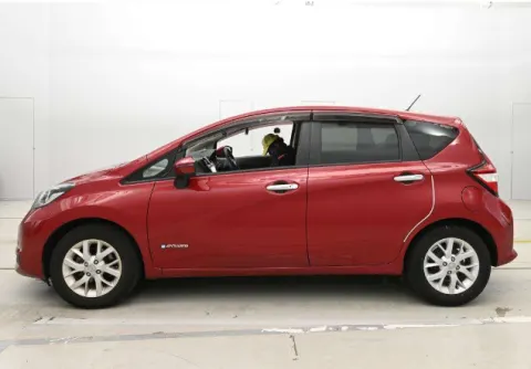 Red Nissan Note e-Power 2017 hatchback, front three-quarter view.
