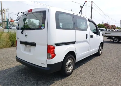 Rear view of the white Nissan NV200 Vanette