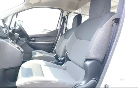 Engine bay of the Nissan NV200 Vanette with 1.6L petrol engine
