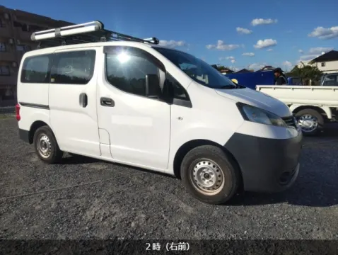 Side view of a white 2018 Nissan Vanette NV200 van, showing its van body style.